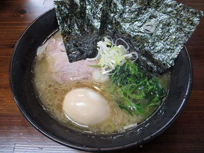 濃厚豚骨醤油ラーメンに味玉トッピング