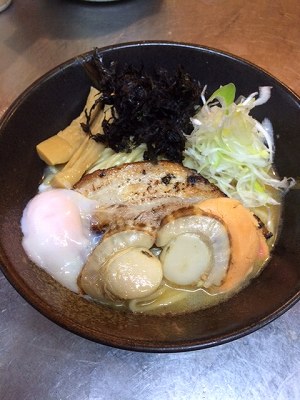 帆立を載せた味噌チーズ和え麺