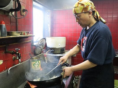 調理をする店主