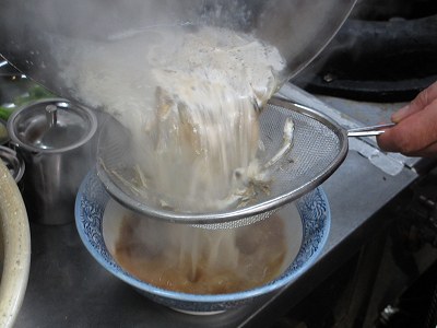 丼に注がれるスープ