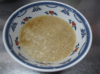 背油スープが注がれた丼