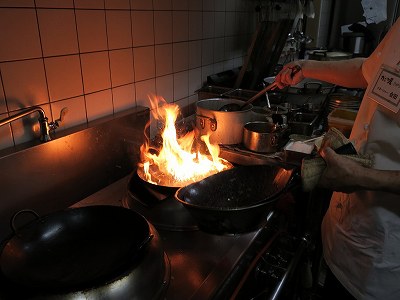 火が上がる中華鍋