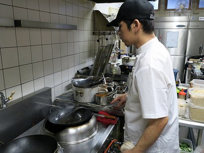 中華鍋に油を通す