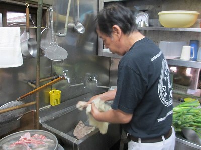 ゲンコツを割る坂田店主