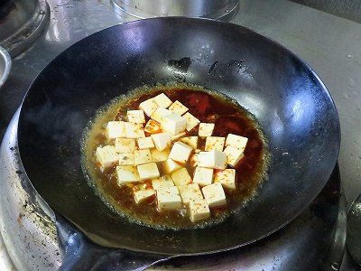 マーボー豆腐の調理風景