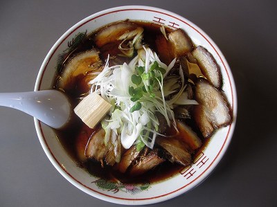 三条小麦を使った肉盛ラーメン