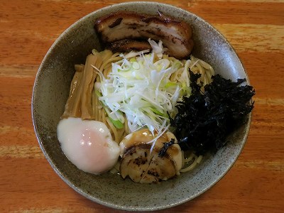 帆立を載せた味噌ﾁｰｽﾞ和え麺