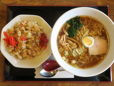 ラーメンと半チャーハン